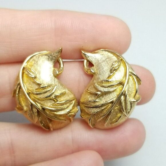Vintage Sarah Coventry Leaf Shape Clip On Earrings, Gold Tone, Signed Estate - Picture 6 of 7